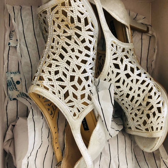 Shoes - Picture 3 of 7